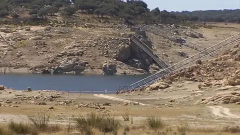 Canalización en el embalse de Almendra