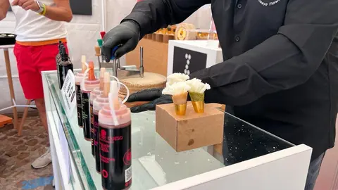 Santiago Mohedano y sus flores de queso en la Feria FROMAGO