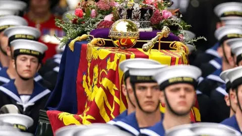 El cortejo fúnebre con los restos de la reina Isabel II de Inglaterra