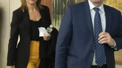 Presidente y delegada (foto de archivo)