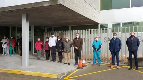 Concentración por la sanidad rural en el centro de salud de Mombuey