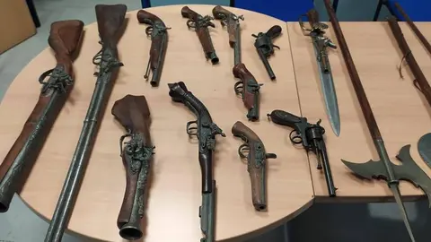 Armas incautadas. Fotografía: @PoliciaVLL