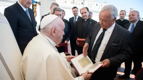 El Papa se interesa por los orígenes del español durante la audiencia con el consejero de Cultura, Turismo y Deporte, Gonzalo Santonja
