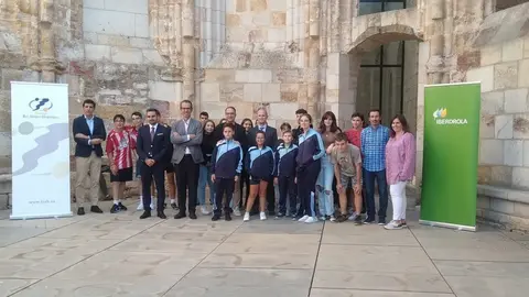 Estudiantes del colegio Santísima Trinidad en la FRAH con los promotores del proyecto medioambiental