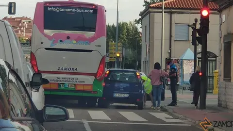 Accidente de tráfico entre la calle Salamanca en el cruce con la calle Villaralbo