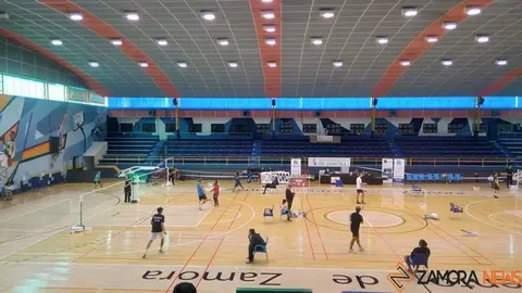 Jugadores de bádminton en el Ángel Nieto