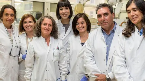 La ministra de Ciencia e Innovación, Diana Morant, junto a investigadores del Centro Nacional de Investigaciones Oncológicas