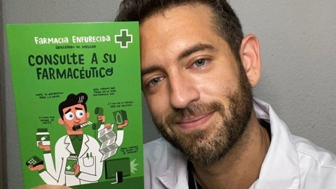 Guillermo Martín, @farma_enfurecida, posando con el libro vía Salamancartvaldia.es
