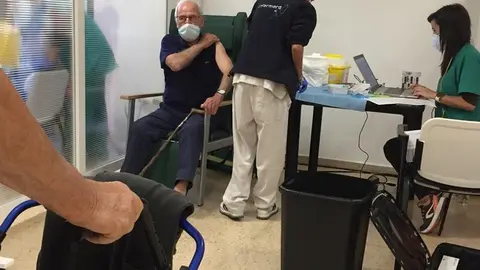 Cuarta dosis de la Covid en la residencia de Los Tres Árboles. Foto Archivo