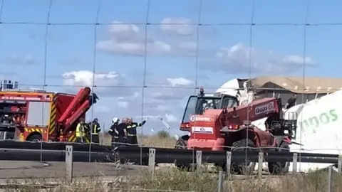 Bomberos en el lugar del accidente