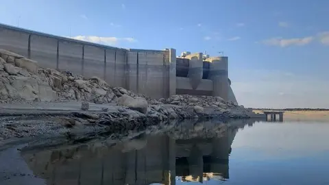 Estado del embalse de Almendra durante el vaciado para enviar agua a Portugal. Fotografía: CEDIDA