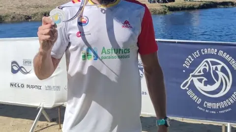El palista zamorano Javier Pedruelo con la plata conseguida en el Campeonato del Mundo de Maratón en Portugal