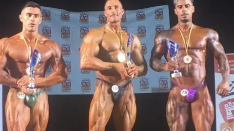 Rubén Prieto, centro, posa con su medalla, flanqueado por los ganadores del segundo y tercer puesto