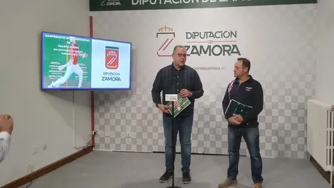 Jesús María Prada presenta el campeonato junto a Agustín San Segundo