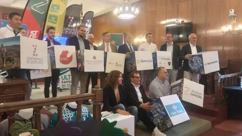 los patrocinadores de la Ultra Sanabria posan en la diputación de zamora
