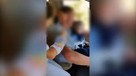 Un bebé viaja sin ningún sistema de retención infantil Fotografía: GC