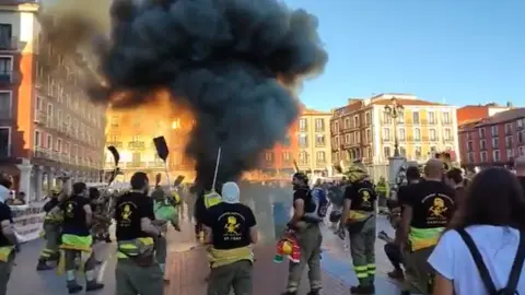 Protesta de los trabajadores de incendios forestales ante las Cortes. Fotografía: @BBFFLuchaCyl/archivo