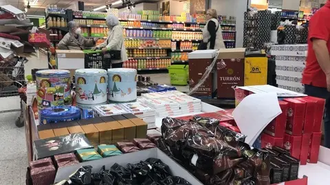 Productos navideños en un supermercado de Zamora