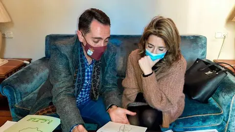El Alcalde de Benavente con la Ministra de Transporte viendo los planos del Puerta del Noroeste