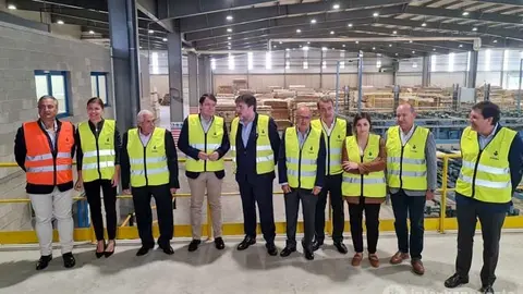 Visita de Mañueco a las instalaciones de Losán en Villabrázaro