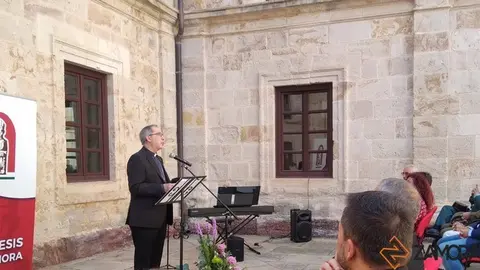 El obispo de Zamora duranta la entrega de los premios