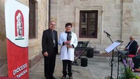 Mari Miranda posa con el obispo tras recibir la estatuilla de San Atilano