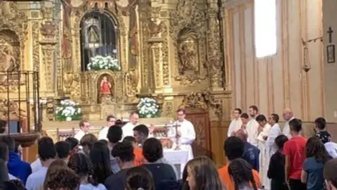 Jóvenes madrileños en la iglesia de la Hiniesta