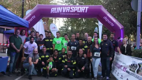 Los bomberos posan en la 12ª edición de su carrera