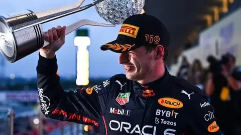 Max Verstappen celebra su victoria en Suzuka. Imagen: Instagram @redbullracing (gettyimages).