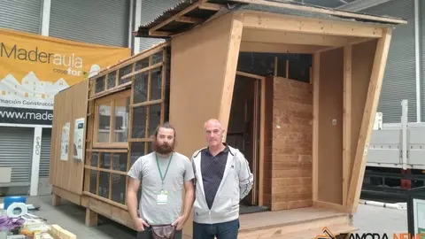 Roberto y Juan Carlos, los "constructores" de la estructura de madera, en Ecocultura