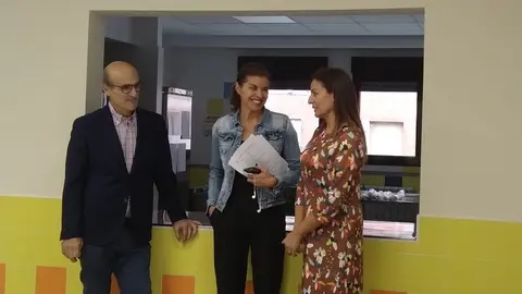San Damián junto al director de Educación y la directora del colegio Arias Gonzalo, en el nuevo comedor