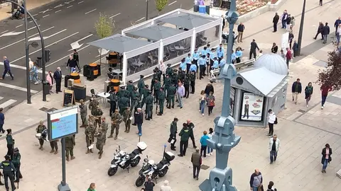 Preparativos de la fiesta nacional en la Plaza de la Marina. Foto Ana Veloso