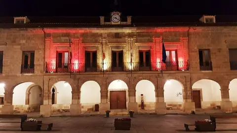 Fachada Ayuntamiento de Benavente con los colores de la bandera de España