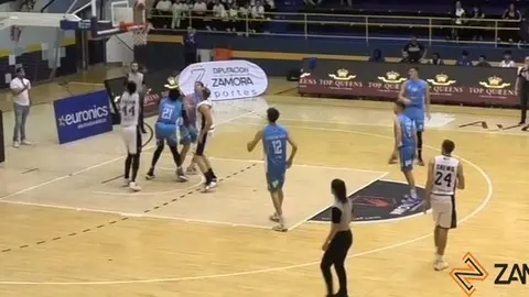 Una de las jugadas del partido CB Zamora Enamora-UBU Tizona