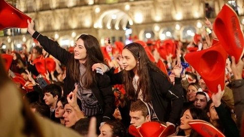 Foto de archivo de una edición anterior de la Nochevieja Universitaria en la Plaza Mayor de Salamanca vía Salamancartvaldia.es