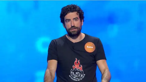 Rafa durante el programa 623 de Pasapalabra con la camiseta de la plataforma La Culebra no se calla