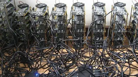 Ordenadores minando bitcoin en la plataforma Icarus vía FACUA.org