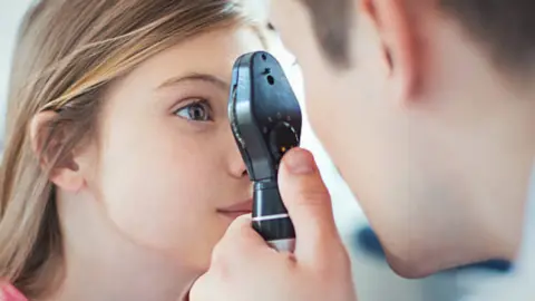 Visita infantil al oftalmólogo. Fotografía de archivo