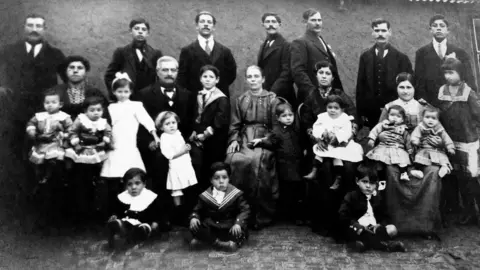 Imagen familiar de los bisabuelos, hijos y nietos de Silvia Beatriz Corral. Fotografí: CEDIDA
