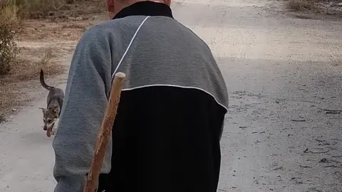 Una persona mayor camina por un pueblo