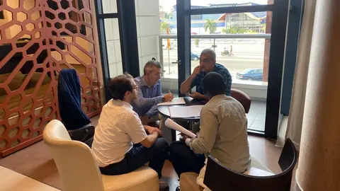 Reunión empresa componentes automoción