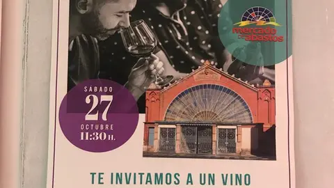 Degusta vino en el mercado