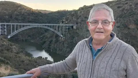 El sacerdote zamorano Pedro Rosón en el puente de Pino