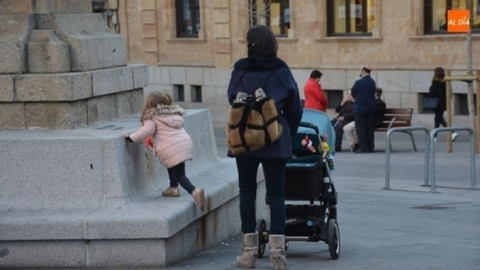 Foto de archivo de una madre paseando con su hija vía Salamancartvaldia.es