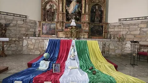 Altar adornado por el Día del Domund en la Iglesia de Granja de Moreruela