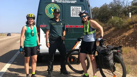La Guardia Civil auxiliar a una pareja de peregrinos a su paso por la provincia de Zamora. Fotografía: GC