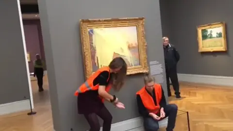 Dos activistas arrojan puré de patata contra una obra de Monet