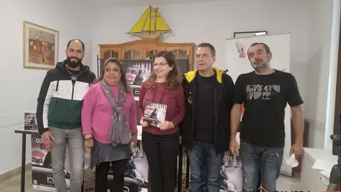 La directora de Casa Betania, María León, con algunas de las personas acogidas