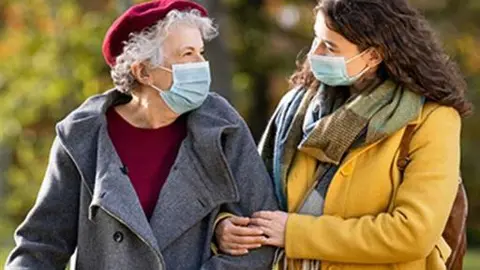 Pnesionista paseando acompañada