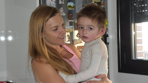 Javi junto a su madre vía Salamancartvaldia.es